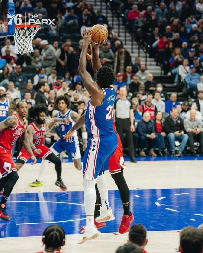 湖人绝杀鹈鹕，恩比德扛起全队